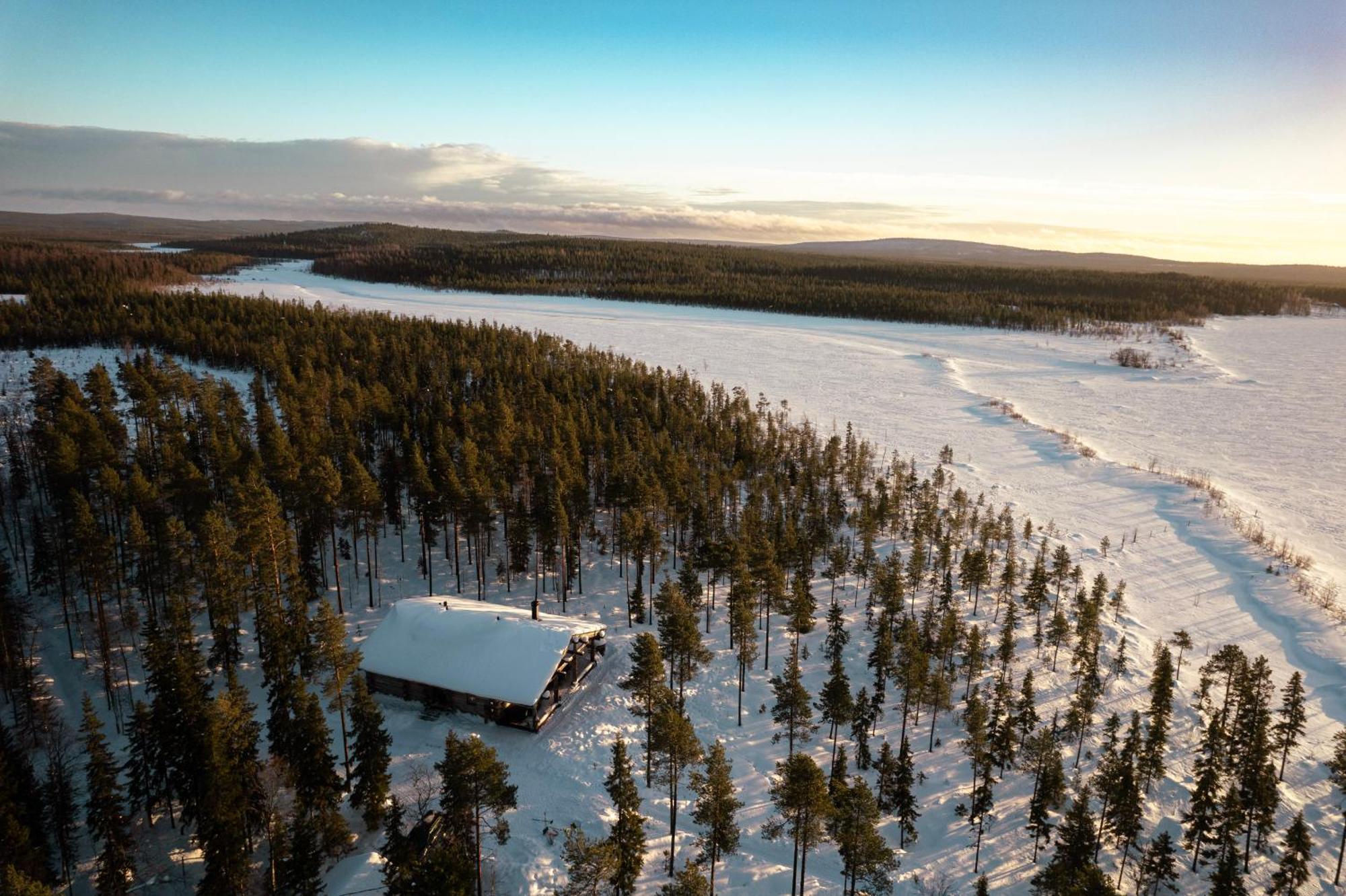 Napapiirin Jaervilomat Hotel Luukonniemi Exterior photo